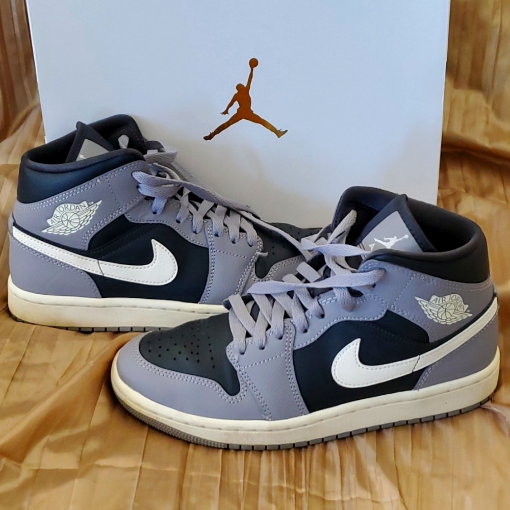 👟 Authentic Nike Air Jordan 1 Mid  Women Size 7.5
